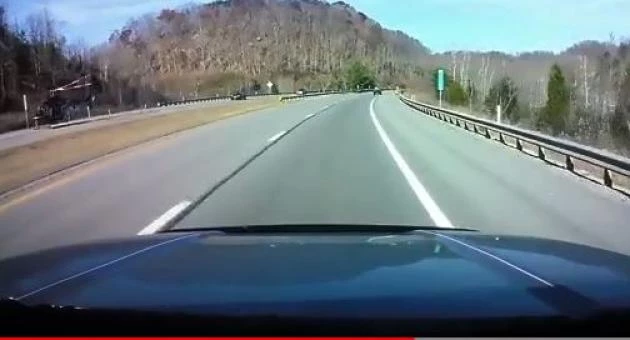 Απίστευτο βίντεο: Ελικόπτερο έκανε αναγκαστική προσγείωση σε αυτοκινητόδρομο!